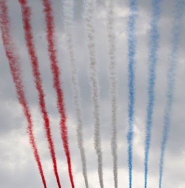 Airplanes "paint" the French flag