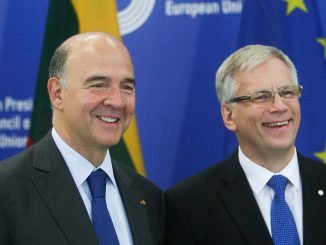 EU Commissioner Pierre Moscovici and Lithuanian Finance Minister Rimantas Šadžius