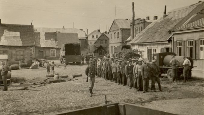 Žydai varomi į darbus. Kėdainiai, 1941 m. vasara (Genocido aukų muziejaus nuotr.)