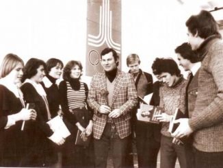 Modestas Paulauskas surrounded by Lithuanian students in the 1970s. Photo courtesy of klaipedoskrepsinis.lt.