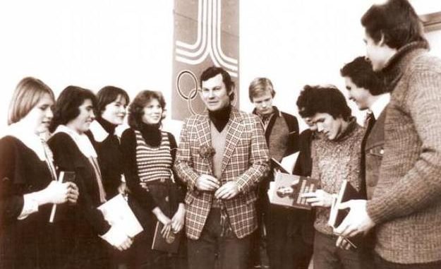 Modestas Paulauskas surrounded by Lithuanian students in the 1970s. Photo courtesy of klaipedoskrepsinis.lt.