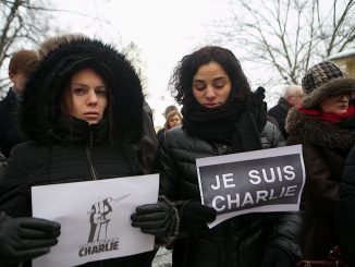 Žurnalistų palaikymo akcija prie Prancūzijos ambasados