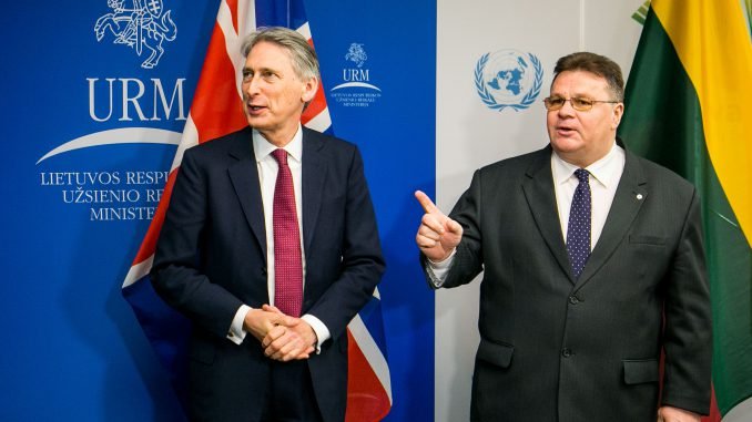 British Foreign Secretary Philip Hammond and Lithuanian Foreign Minister Linas Linkevičius
