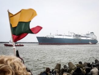 Lithuanians are greeting 'Independence' LNG floating facility entering Klaipėda port