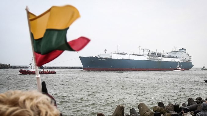 Lithuanians are greeting 'Independence' LNG floating facility entering Klaipėda port