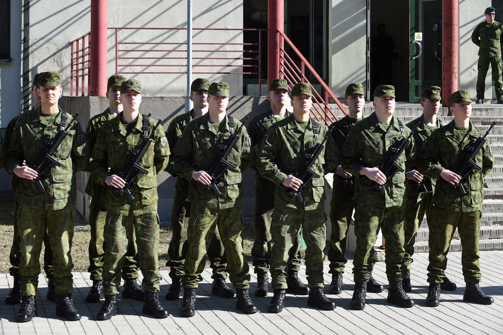 Войска остановились. Литва призывники. Lithuanian Army. Lithuanian Army 1999.