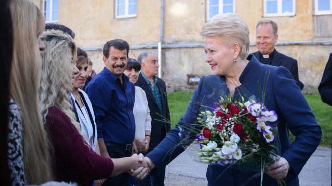 President Dalia Grybauskaitė greets a refugee family from Iraq