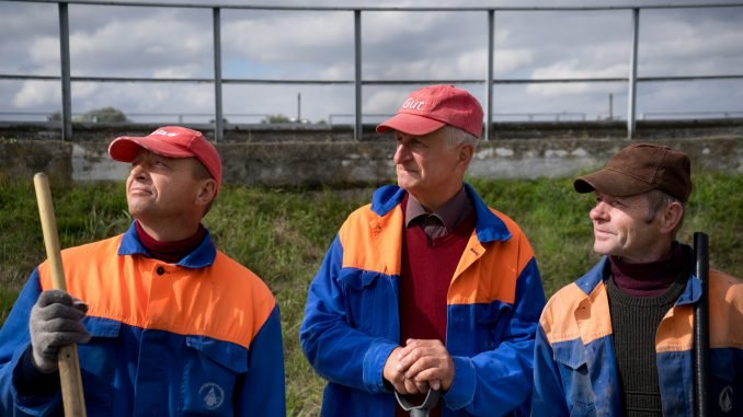 De-industrialisation was the most painful for older workers. The employment service has directed these men to do community service at the local water supplier (photo by Dalia Mikonytė)