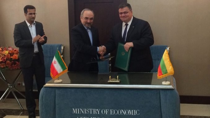 Lithuanian Foreign Minister Linas Linkevičius (right) and Iran's Deputy Minister for Finance Mohammad Khazaei signed an intergovernmental agreement on economic cooperation