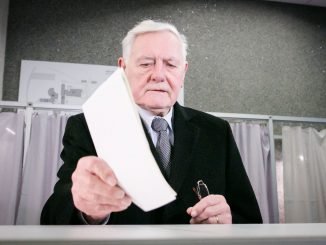 President Valdas Adamkus casting his vote at the Seimas elections in 2016
