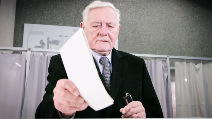 President Valdas Adamkus casting his vote at the Seimas elections in 2016