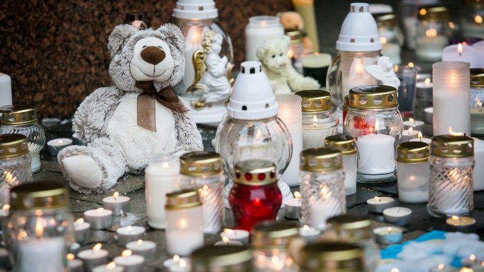 Candles in the front of the Seimas