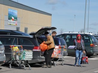 Lithuanians shopping in Poland