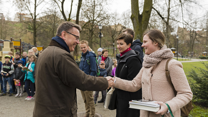 Dutch ambassador Bert van de Lingen greets guest carrying books  Photo © Ludo Segers @ The Lithuania Tribune