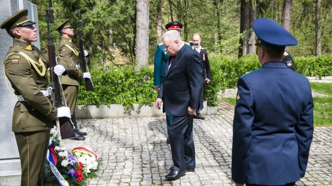 Russia's Ambassador A. Udaltsov at the monument to the Lithuanian freedom fighters