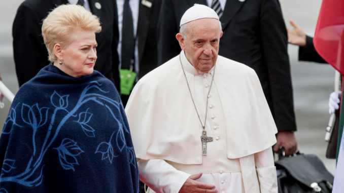 Pope Francis and President Grybauskaitė at the Vilnius Airport