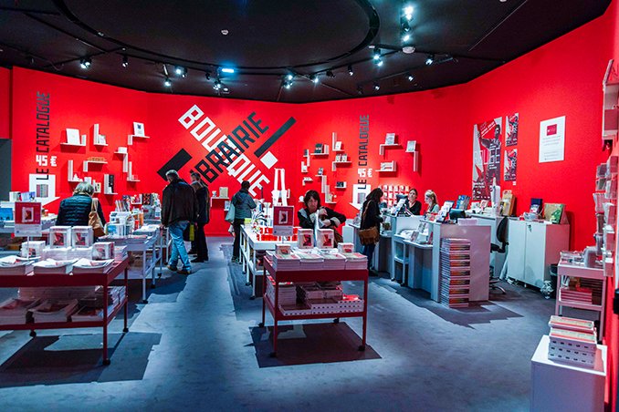 A souvenir shop to take something red home at Rouge in Paris Photo © Ludo Segers @ The Lithuania Tribune