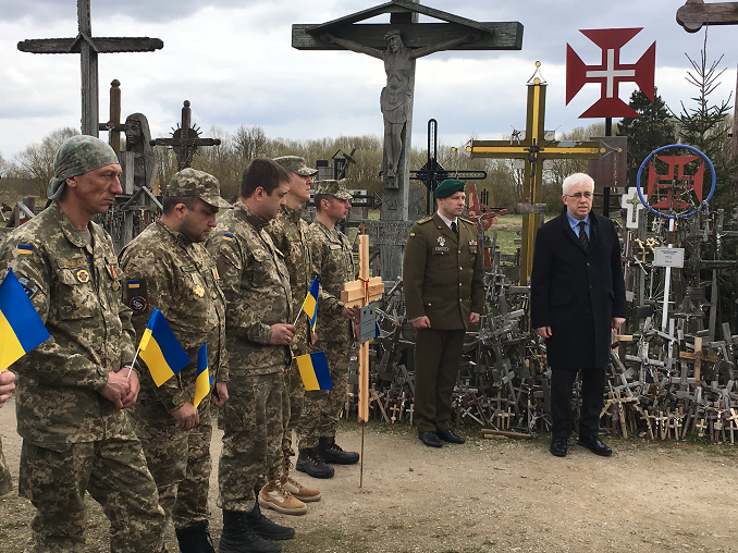 H. E. Volodymyr Yatsenkivskyi with Ukrainian soldiers at the Hill of Crosses in Šiauliai