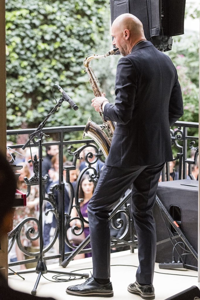 Jazz Saxophonist Kestutis Vaiginis entertaining the crowd in Paris Photo © Ludo Segers @ The Lithuania Tribune