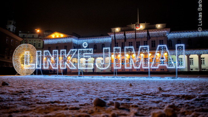 'Best wishes!” in front of the Presidential palace (Photo by Lukas BARBIER)